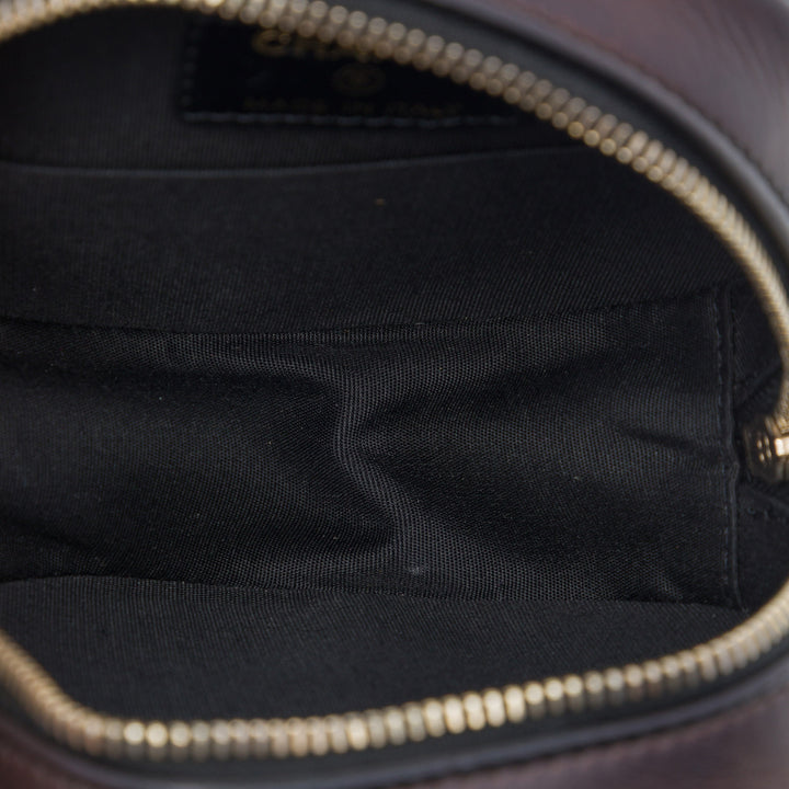 Chanel CC Matelassé Métallisé Perle clouté Rond Pochette avec chaîne Cuir d'agneau Marron – vue 4 – GABY PARIS