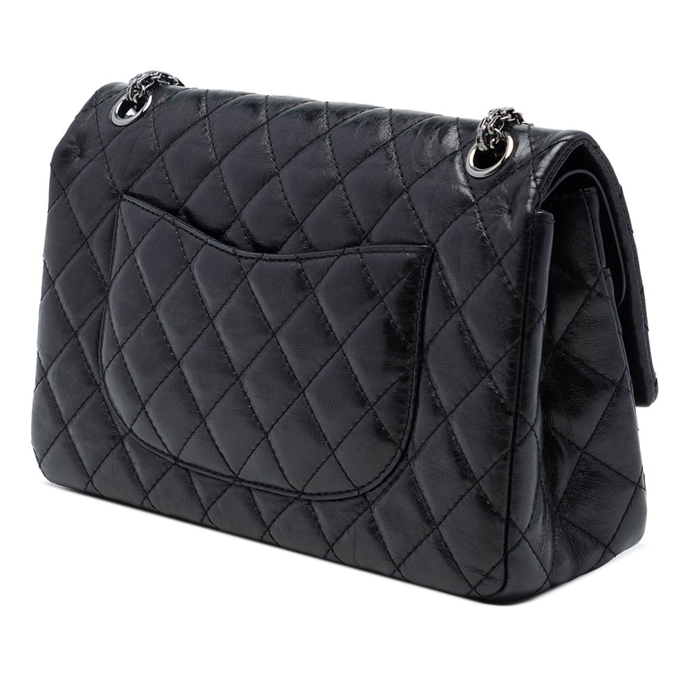 Chanel Matelassé vieilli Reissue 2.55 Double rabat 226 Cuir de veau Noir – vue 2 – GABY PARIS