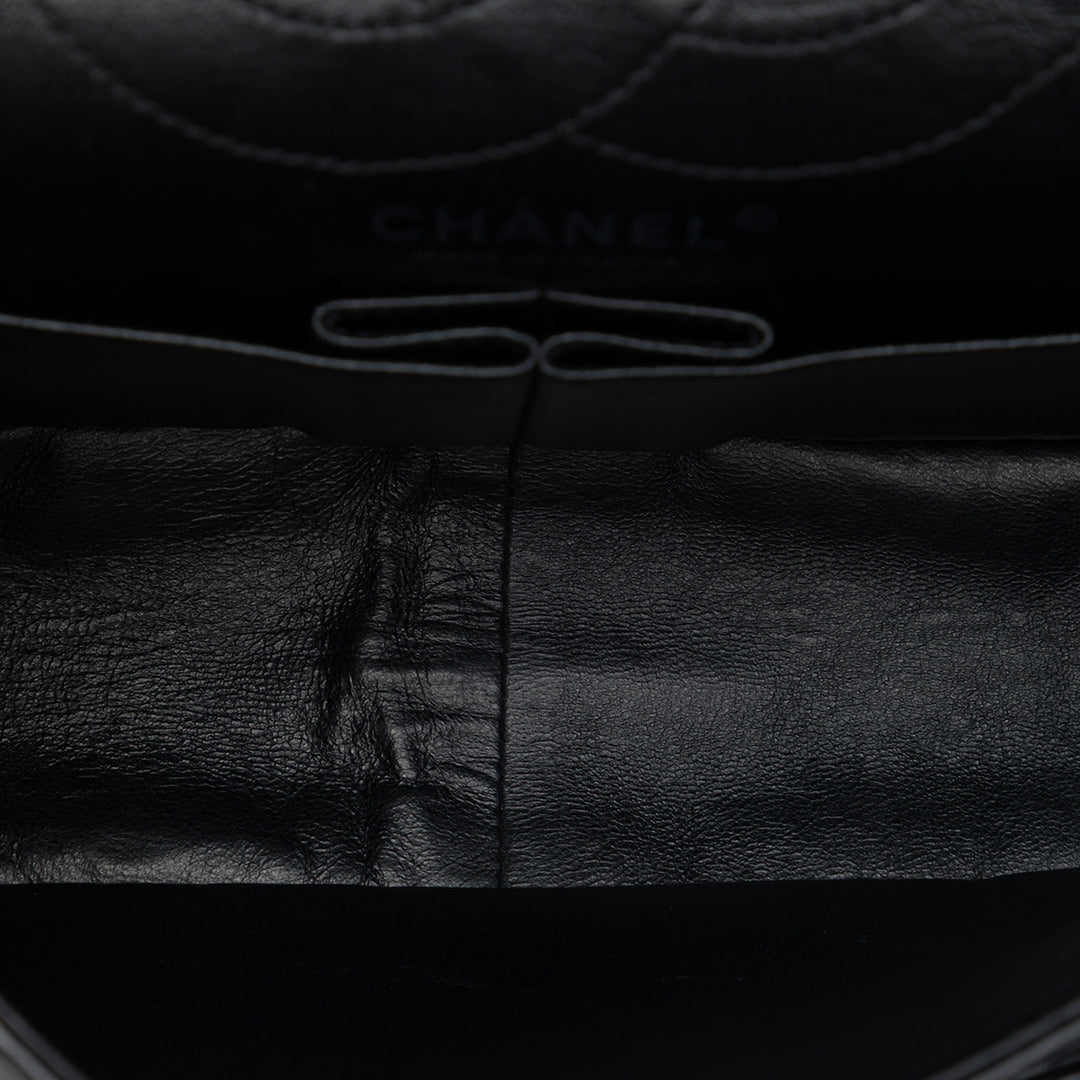 Chanel Matelassé vieilli Reissue 2.55 Double rabat 226 Cuir de veau Noir – vue 4 – GABY PARIS