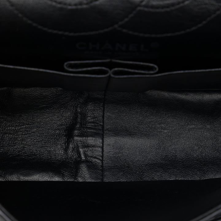 Chanel Matelassé vieilli Reissue 2.55 Double rabat 226 Cuir de veau Noir – vue 4 – GABY PARIS