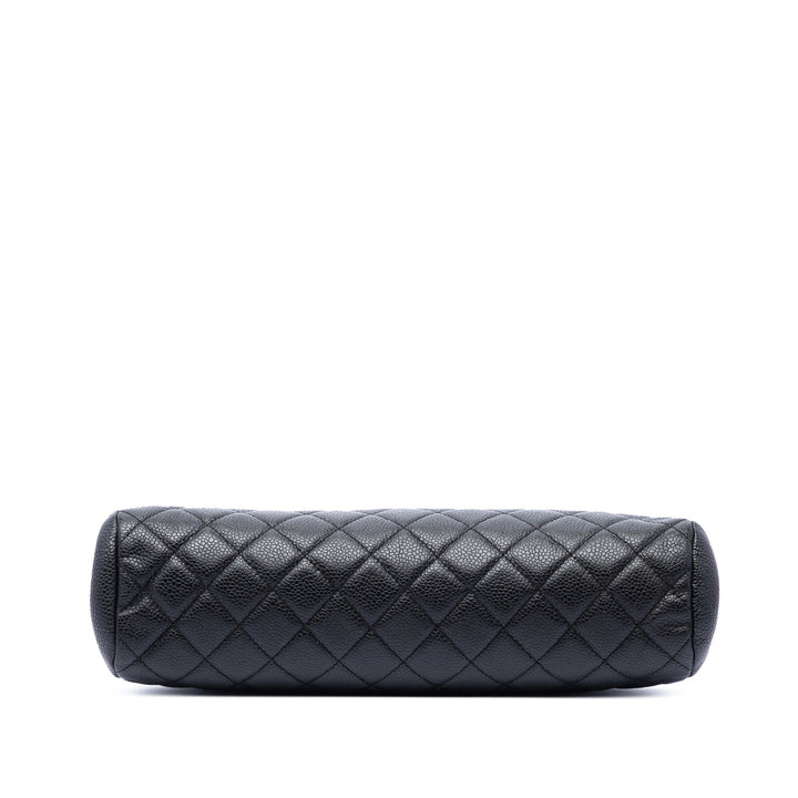 Chanel Matelassé Timeless Kisslock Pochette Cuir caviar Noir – vue 3 – GABY PARIS
