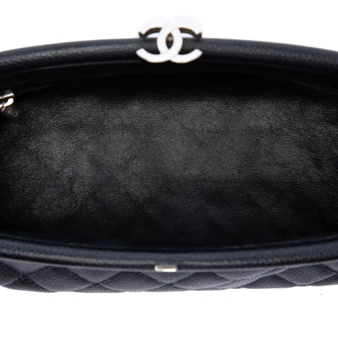 Chanel Matelassé Timeless Kisslock Pochette Cuir caviar Noir – vue 4 – GABY PARIS