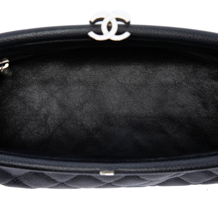 Chanel Matelassé Timeless Kisslock Pochette Cuir caviar Noir – vue 4 – GABY PARIS