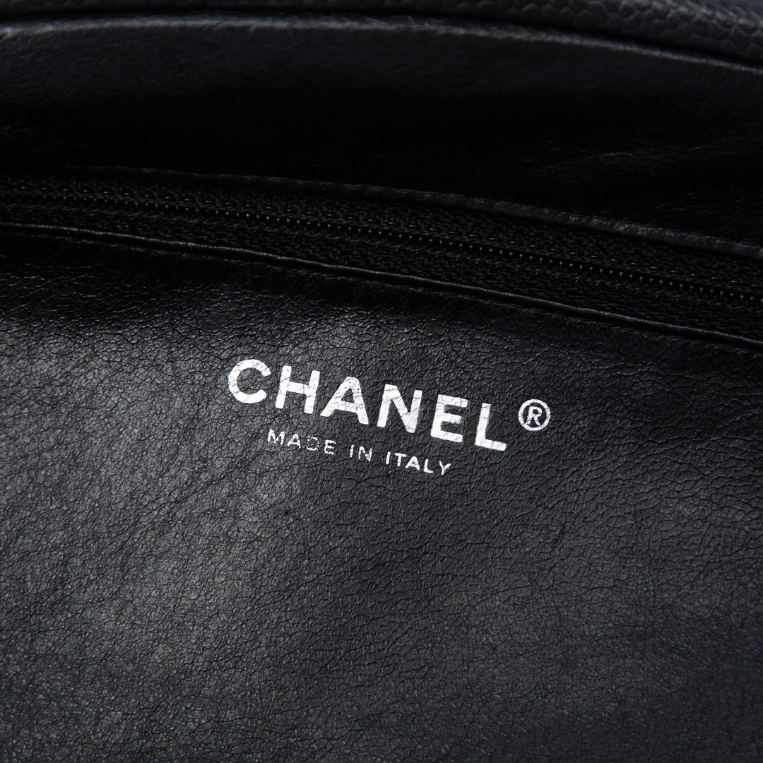 Chanel Matelassé Timeless Kisslock Pochette Cuir caviar Noir – vue 5 – GABY PARIS