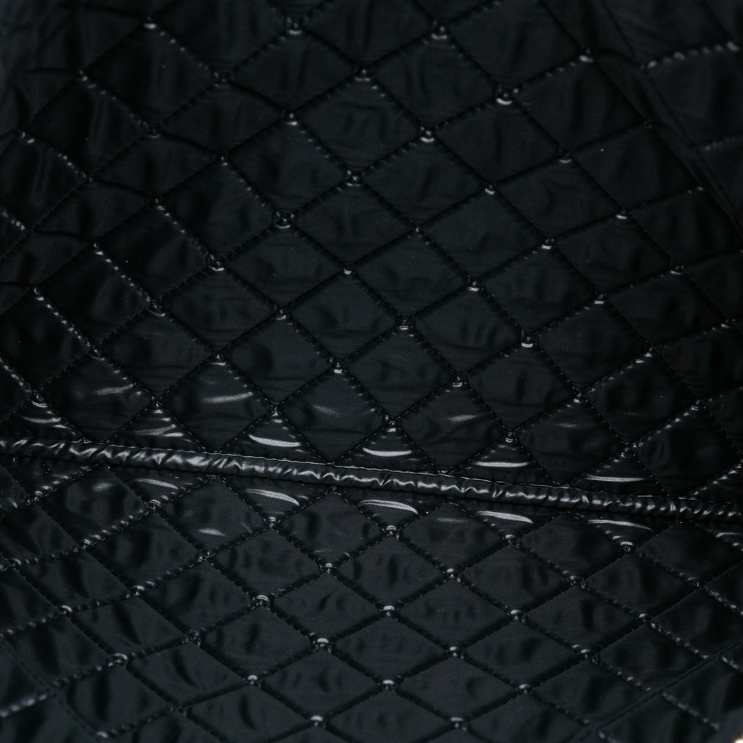 Chanel Medium Bicolor Caviar and Iridescent Cuir de veau O Étui Pochette Doré – GABY PARIS Authentique
