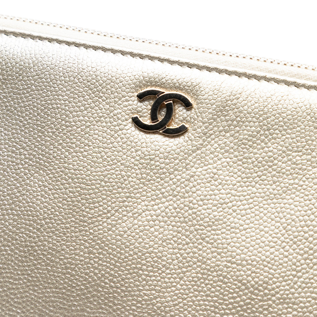 Chanel Medium Bicolor Caviar and Iridescent Cuir de veau O Étui Pochette Doré – GABY PARIS Authentique
