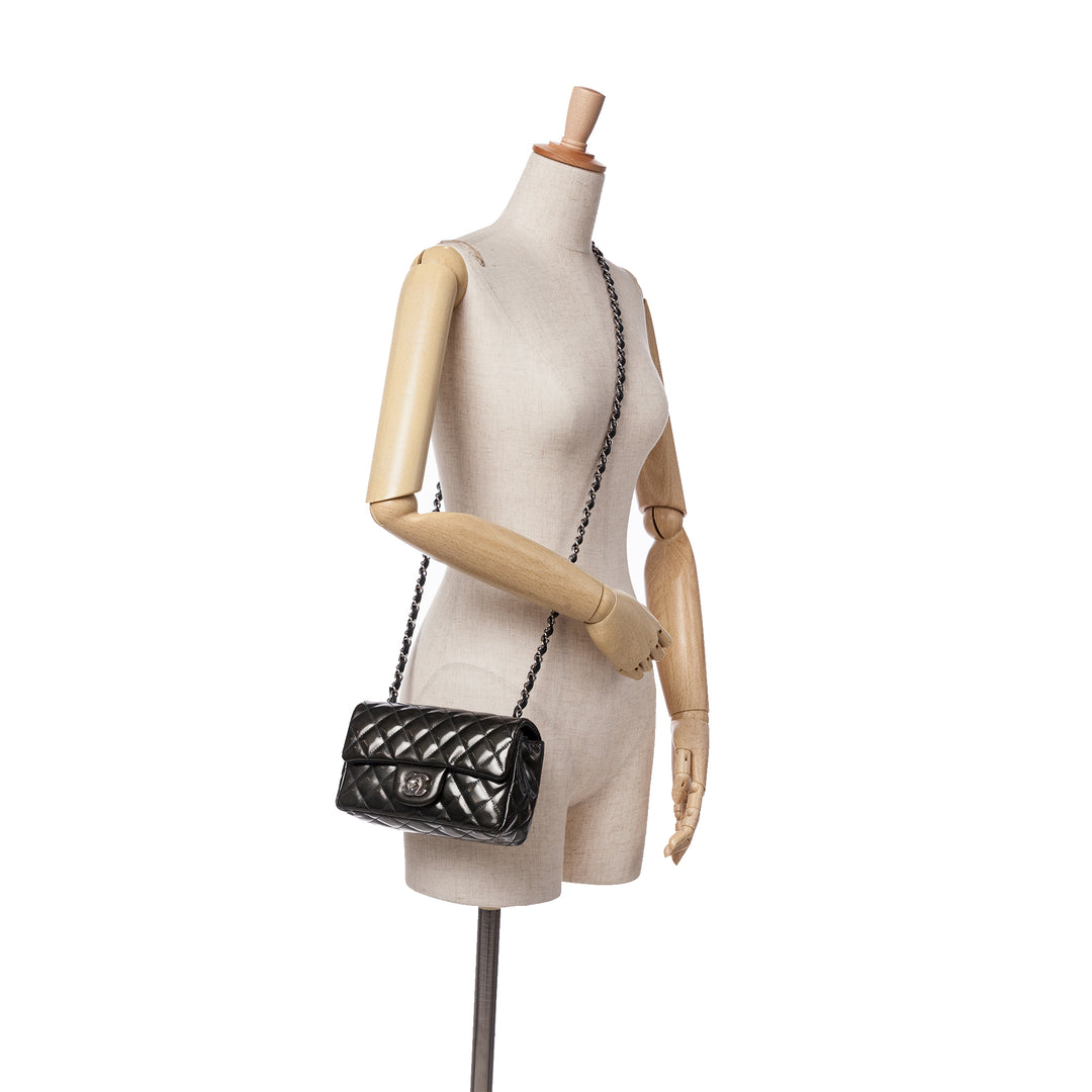 Chanel Mini Rectangular Classic Striped Cuir verni Simple rabat Noir – GABY PARIS Authentique
