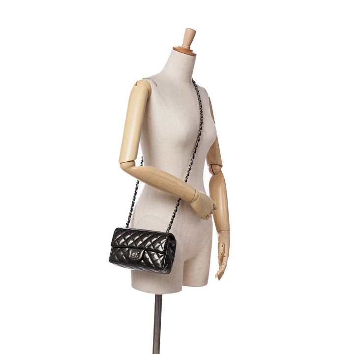 Chanel Mini Rectangular Classic Striped Cuir verni Simple rabat Noir – GABY PARIS Authentique