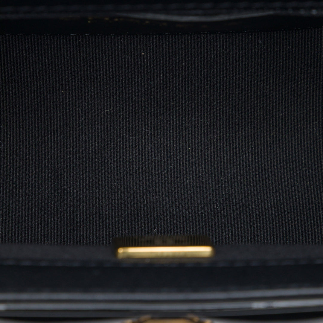 Chanel Mini Matelassé Cuir verni Graphic Catch à rabat