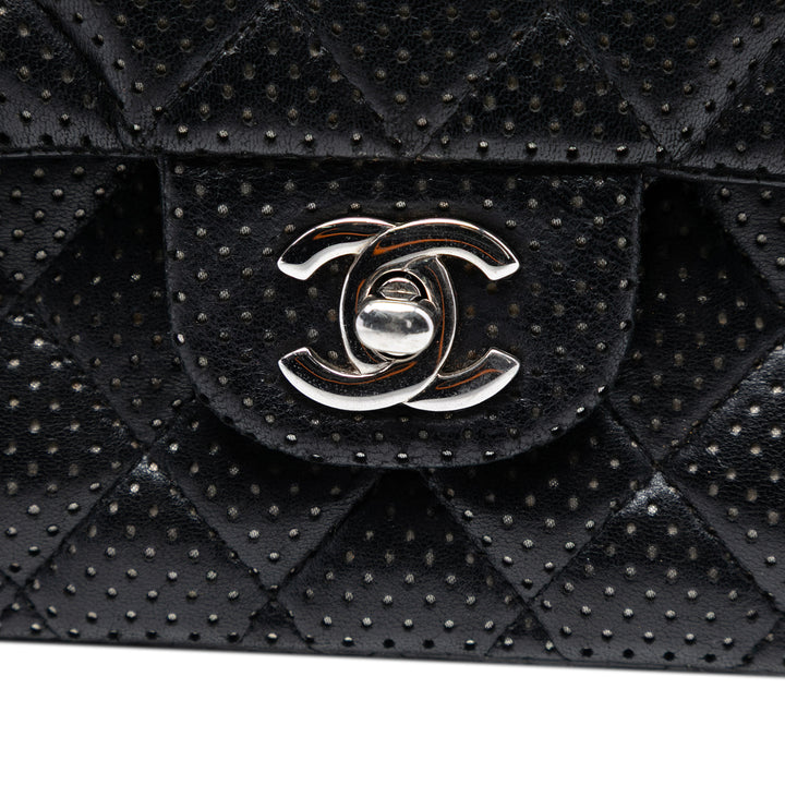 Chanel Medium Classic perforé Cuir d’agneau Double rabat