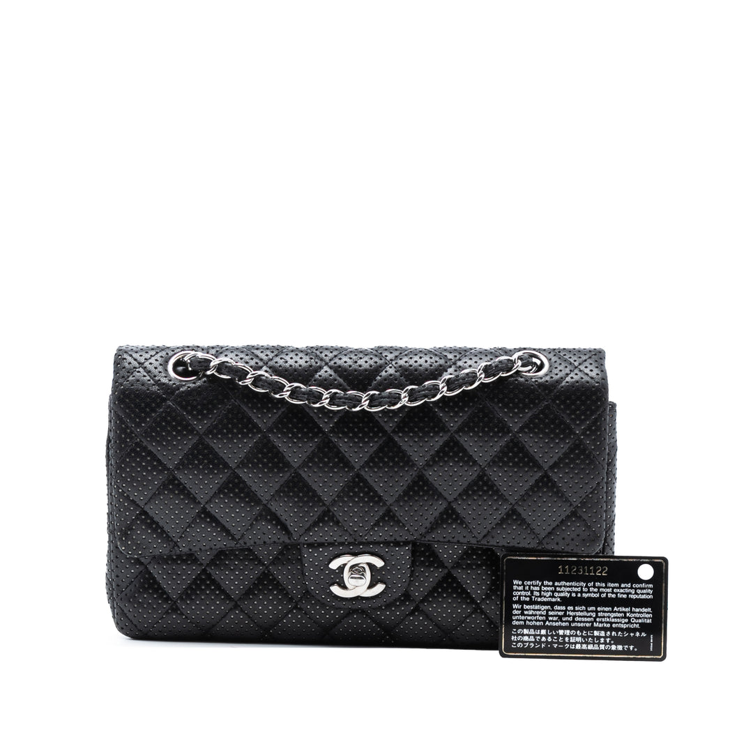 Chanel Medium Classic perforé Cuir d’agneau Double rabat