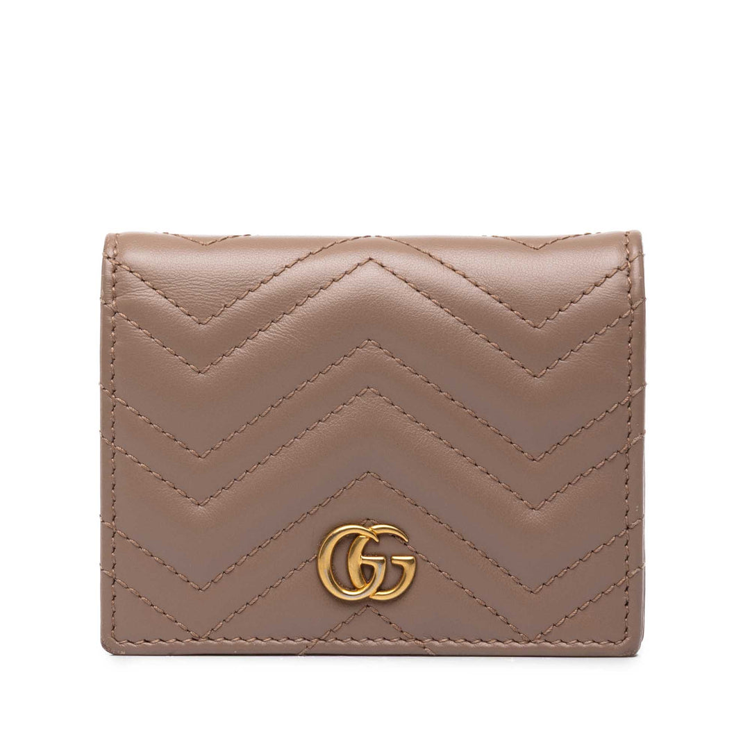 Gucci Portefeuille GG Marmont Matelasse Compact Cuir de veau Marron – vue principale – GABY PARIS