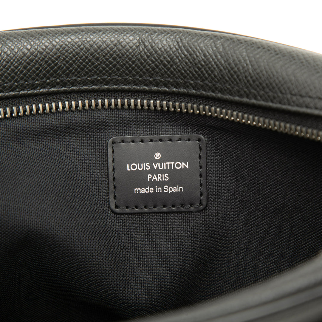 Louis Vuitton Taiga Pochette Kaluga Noir – vue 5 – GABY PARIS