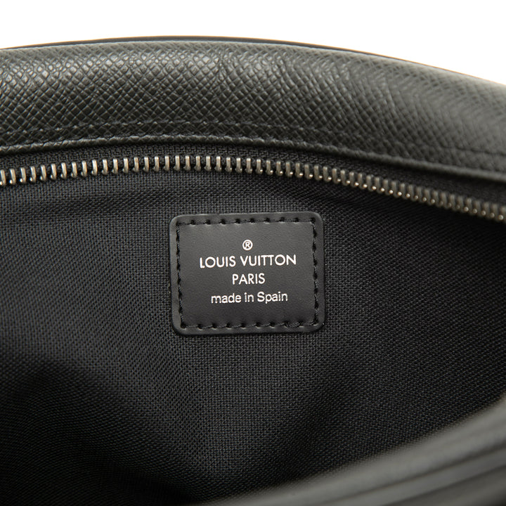 Louis Vuitton Taiga Pochette Kaluga Noir – vue 5 – GABY PARIS