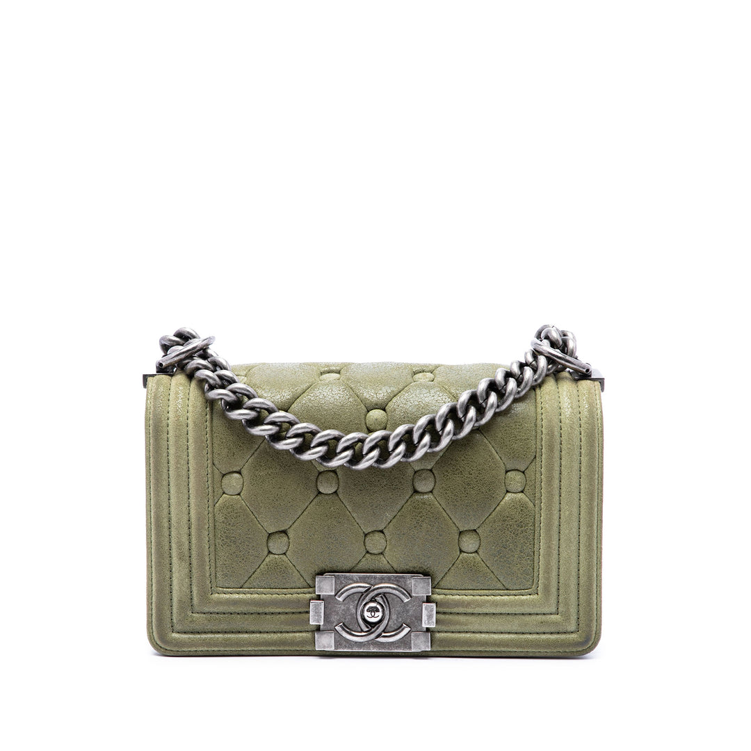 Chanel Sac bandoulière Matelassé Chesterfield Boy à rabat Petit Cuir de veau Vert – vue principale – GABY PARIS