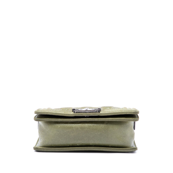 Chanel Sac bandoulière Matelassé Chesterfield Boy à rabat Petit Cuir de veau Vert – vue 3 – GABY PARIS