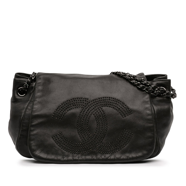 Chanel Cuir d’agneau clouté CC Accordion à rabat