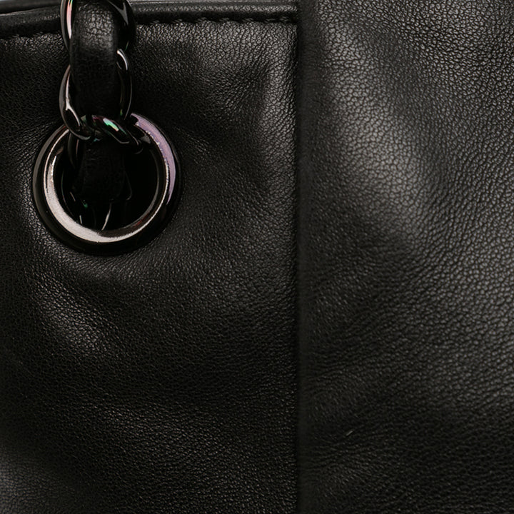 Chanel Cuir d’agneau clouté CC Accordion à rabat