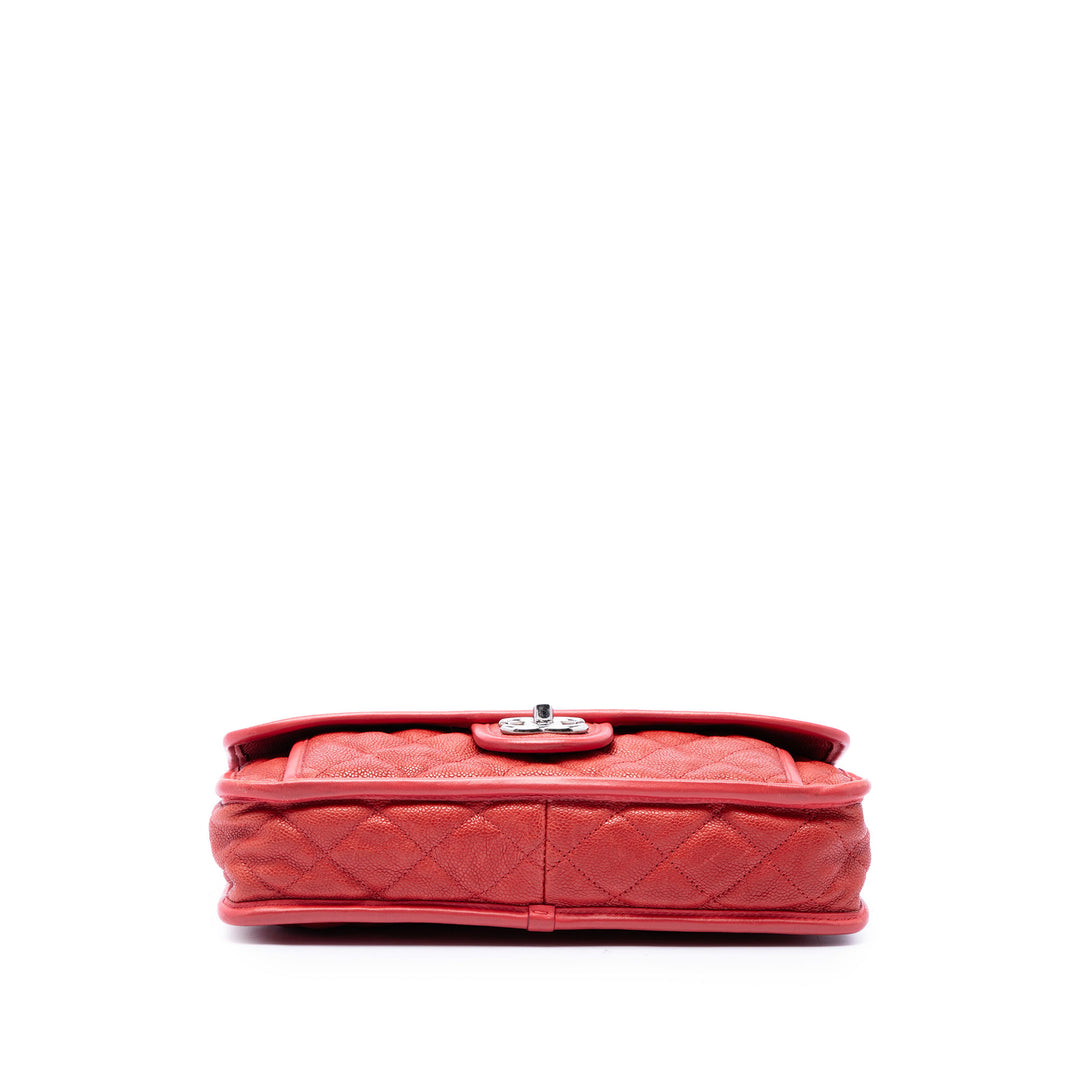 Chanel Matelassé French Riviera à rabat Moyen Cuir caviar Rouge – vue 3 – GABY PARIS