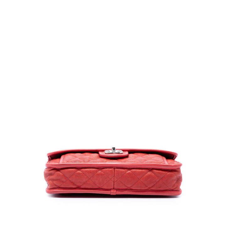 Chanel Matelassé French Riviera à rabat Moyen Cuir caviar Rouge – vue 3 – GABY PARIS
