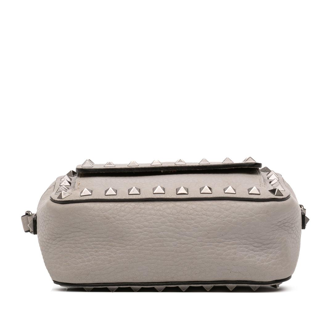 Pebbled Rockstud à rabat Poche Sac caméra Cuir de veau Gris