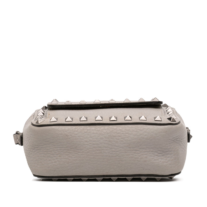 Pebbled Rockstud à rabat Poche Sac caméra Cuir de veau Gris