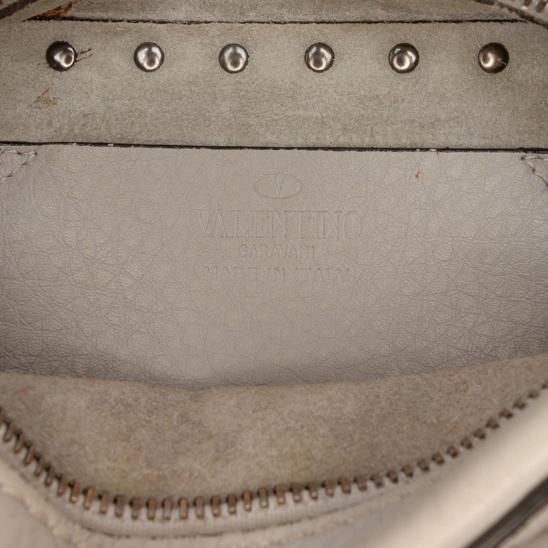 Pebbled Rockstud à rabat Poche Sac caméra Cuir de veau Gris