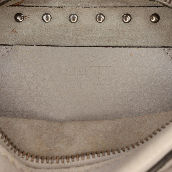 Pebbled Rockstud à rabat Poche Sac caméra Cuir de veau Gris