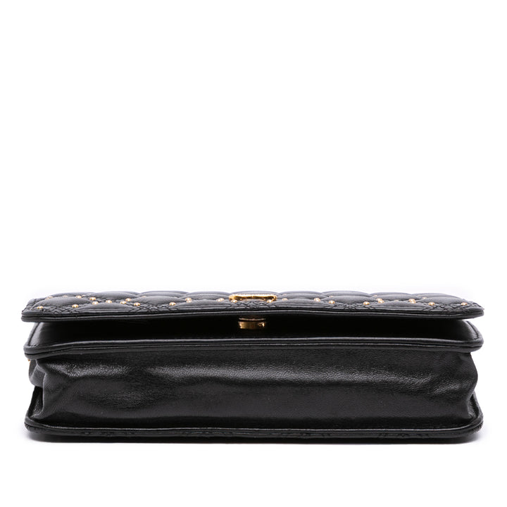 Chanel Cuir d’agneau Studded Diamond Stitch Portefeuille On Chain Noir – GABY PARIS Authentique