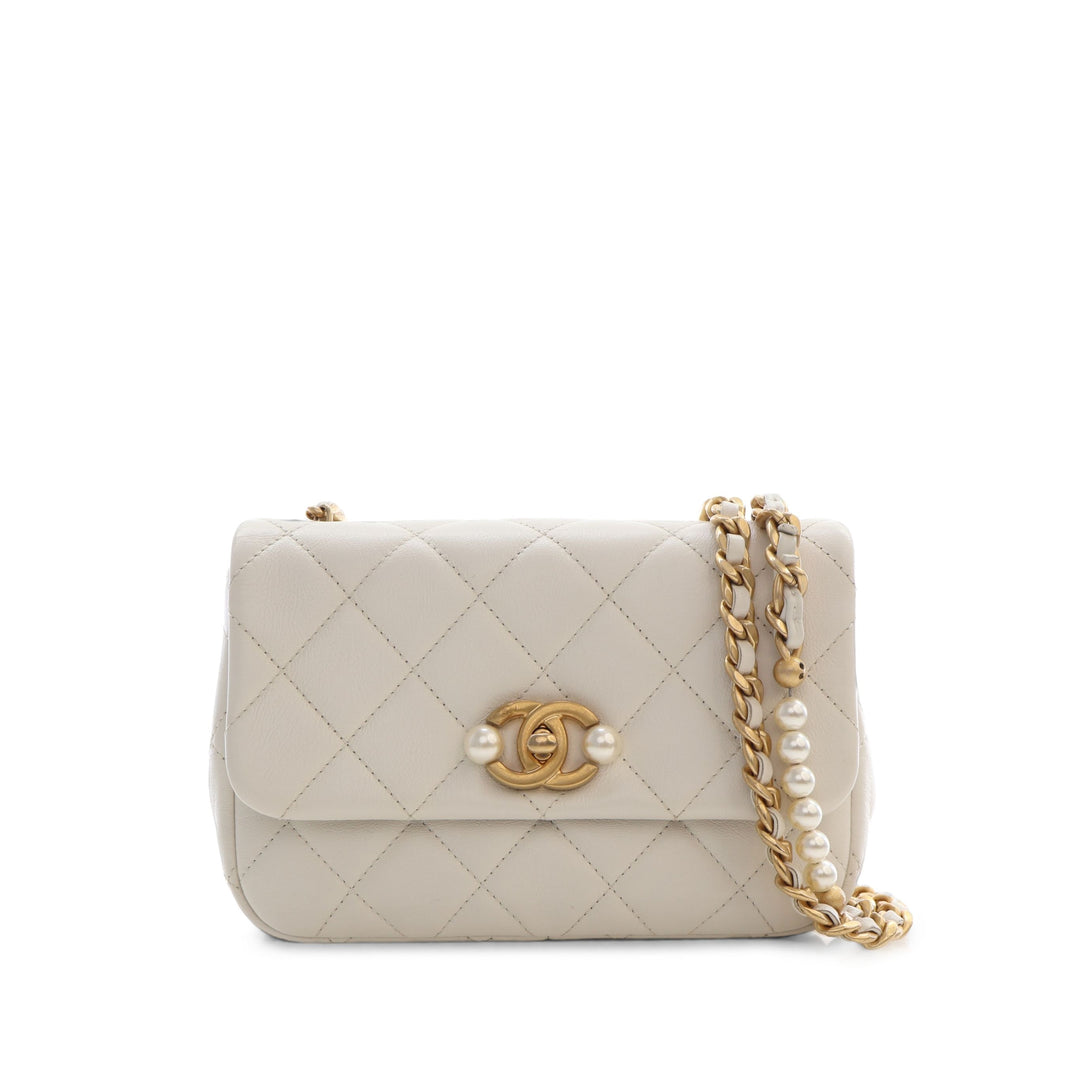 Chanel Matelassé Glacé Perle Side à rabat Mini Cuir de veau Blanc – vue principale – GABY PARIS