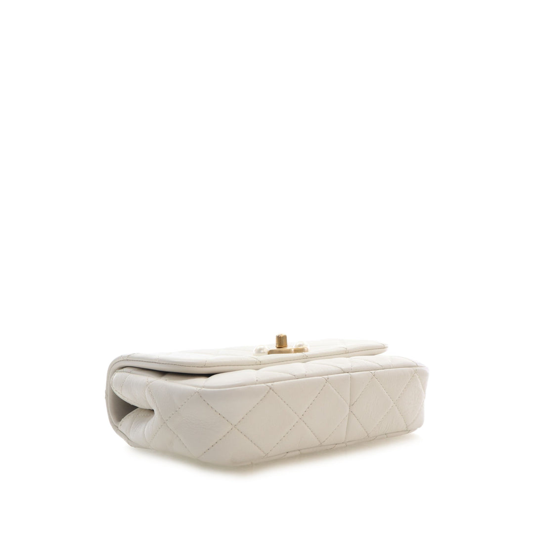 Chanel Matelassé Glacé Perle Side à rabat Mini Cuir de veau Blanc – vue 10 – GABY PARIS