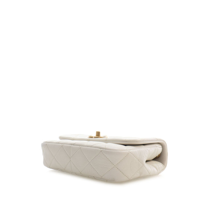 Chanel Matelassé Glacé Perle Side à rabat Mini Cuir de veau Blanc – vue 11 – GABY PARIS