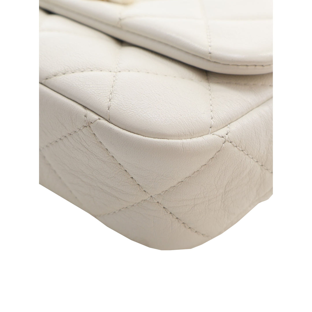 Chanel Matelassé Glacé Perle Side à rabat Mini Cuir de veau Blanc – vue 12 – GABY PARIS