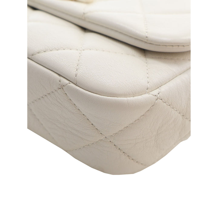 Chanel Matelassé Glacé Perle Side à rabat Mini Cuir de veau Blanc – vue 12 – GABY PARIS