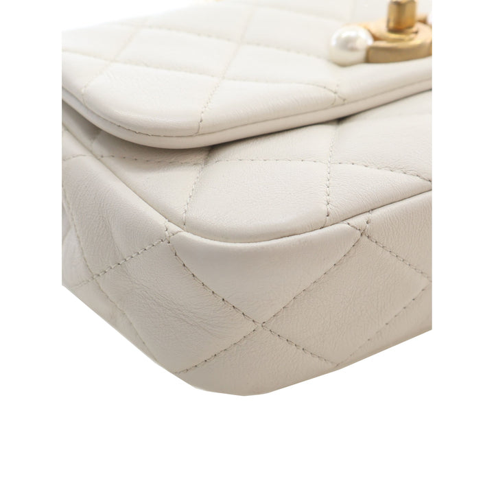 Chanel Matelassé Glacé Perle Side à rabat Mini Cuir de veau Blanc – vue 13 – GABY PARIS