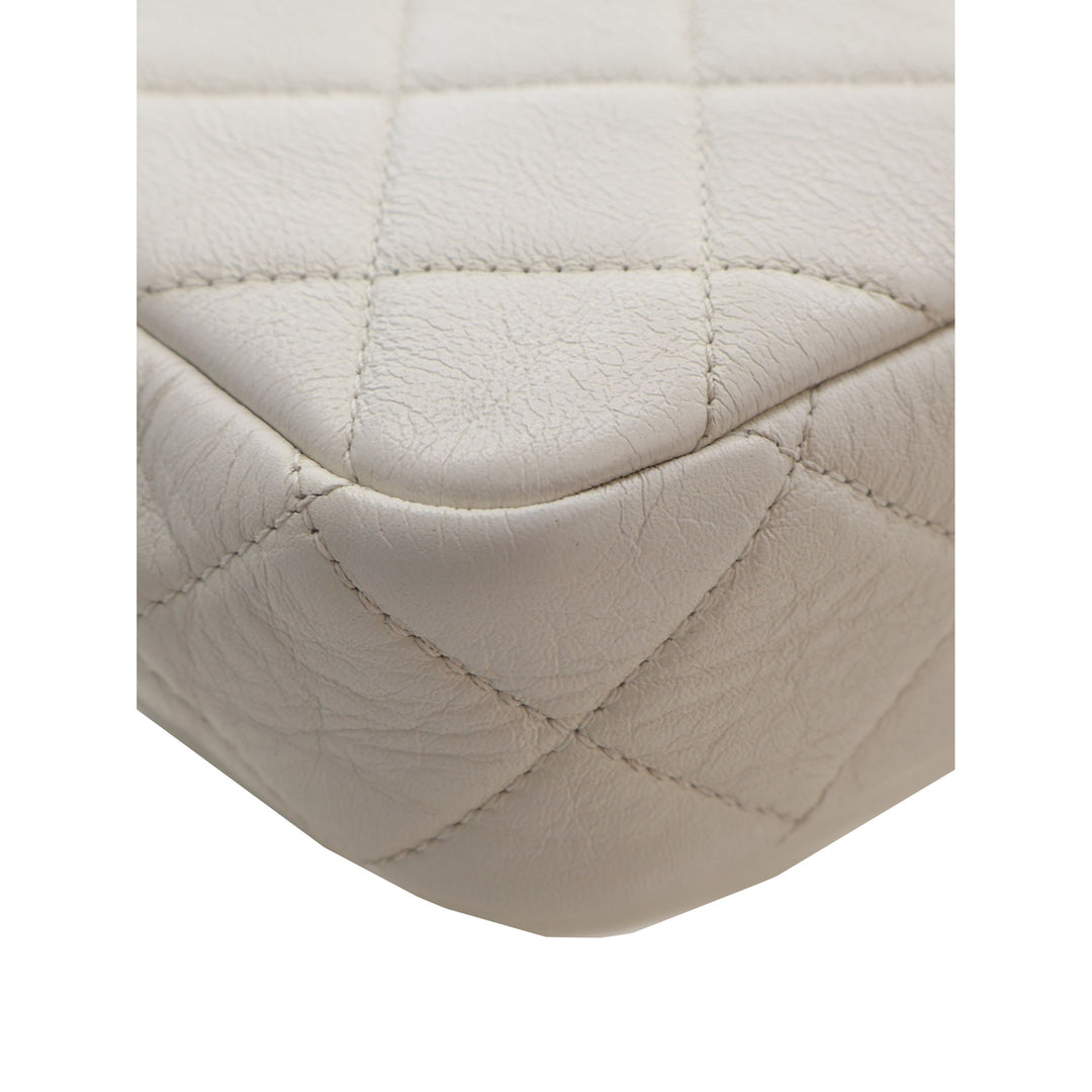 Chanel Matelassé Glacé Perle Side à rabat Mini Cuir de veau Blanc – vue 14 – GABY PARIS