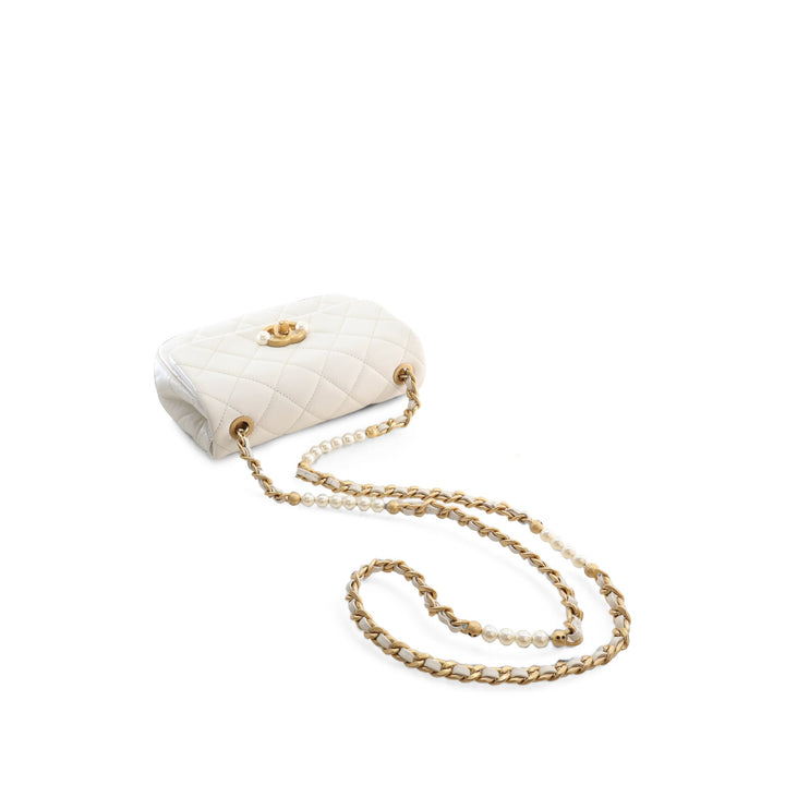 Chanel Matelassé Glacé Perle Side à rabat Mini Cuir de veau Blanc – vue 15 – GABY PARIS
