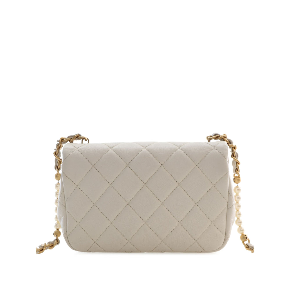 Chanel Matelassé Glacé Perle Side à rabat Mini Cuir de veau Blanc – vue 2 – GABY PARIS