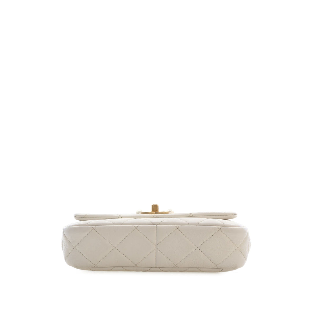 Chanel Matelassé Glacé Perle Side à rabat Mini Cuir de veau Blanc – vue 3 – GABY PARIS