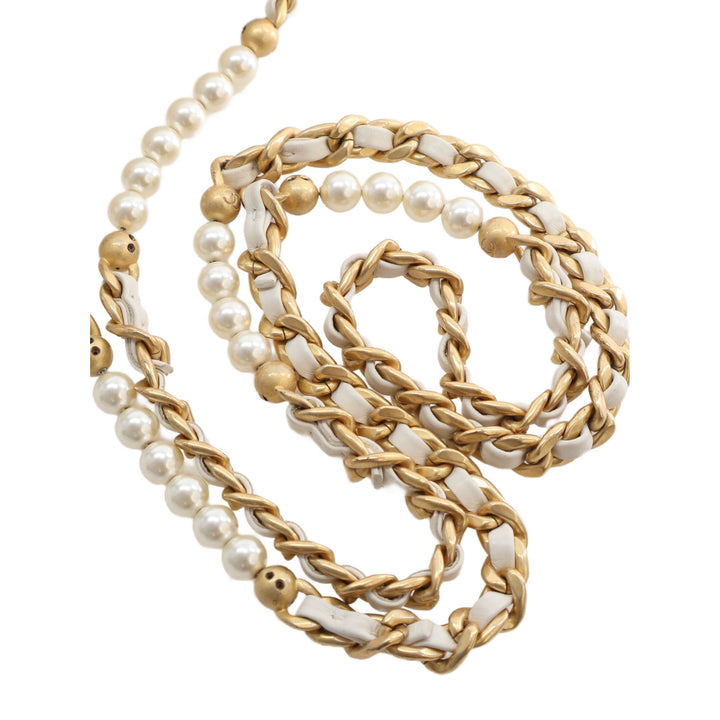 Chanel Matelassé Glacé Perle Side à rabat Mini Cuir de veau Blanc – vue 7 – GABY PARIS