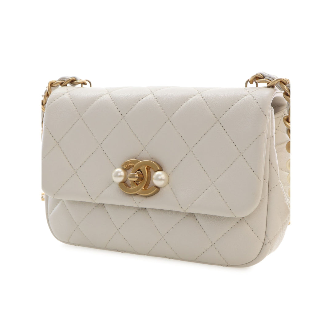 Chanel Matelassé Glacé Perle Side à rabat Mini Cuir de veau Blanc – vue 9 – GABY PARIS