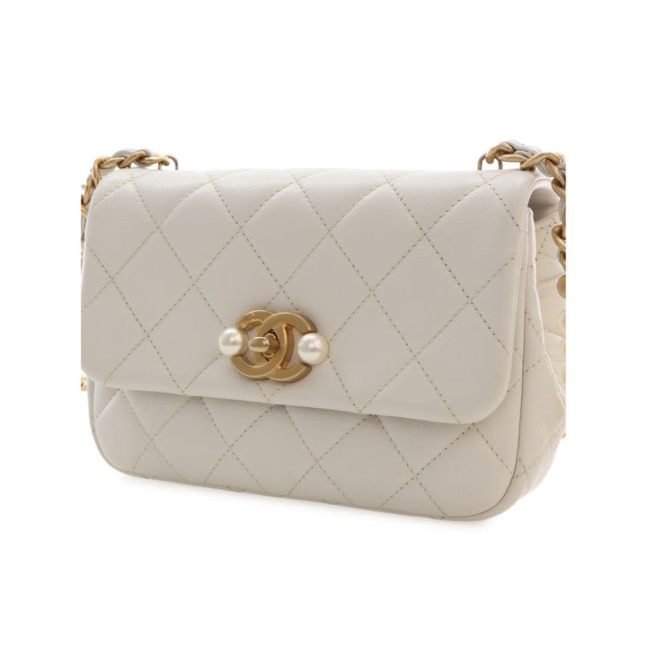 Chanel Matelassé Glacé Perle Side à rabat Mini Cuir de veau Blanc – vue 9 – GABY PARIS