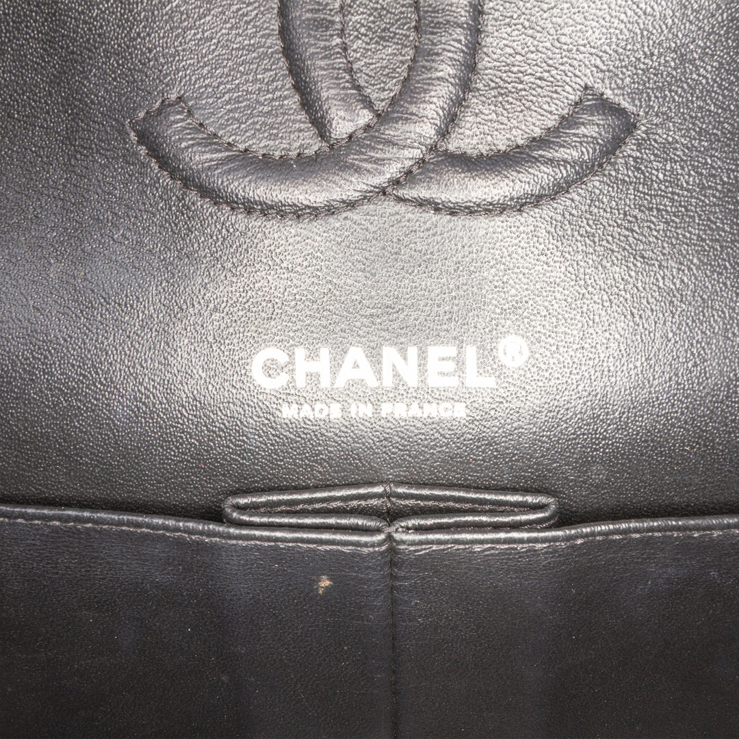 Chanel Medium Classic Chevron Cuir d’agneau Double rabat Noir – GABY PARIS Authentique