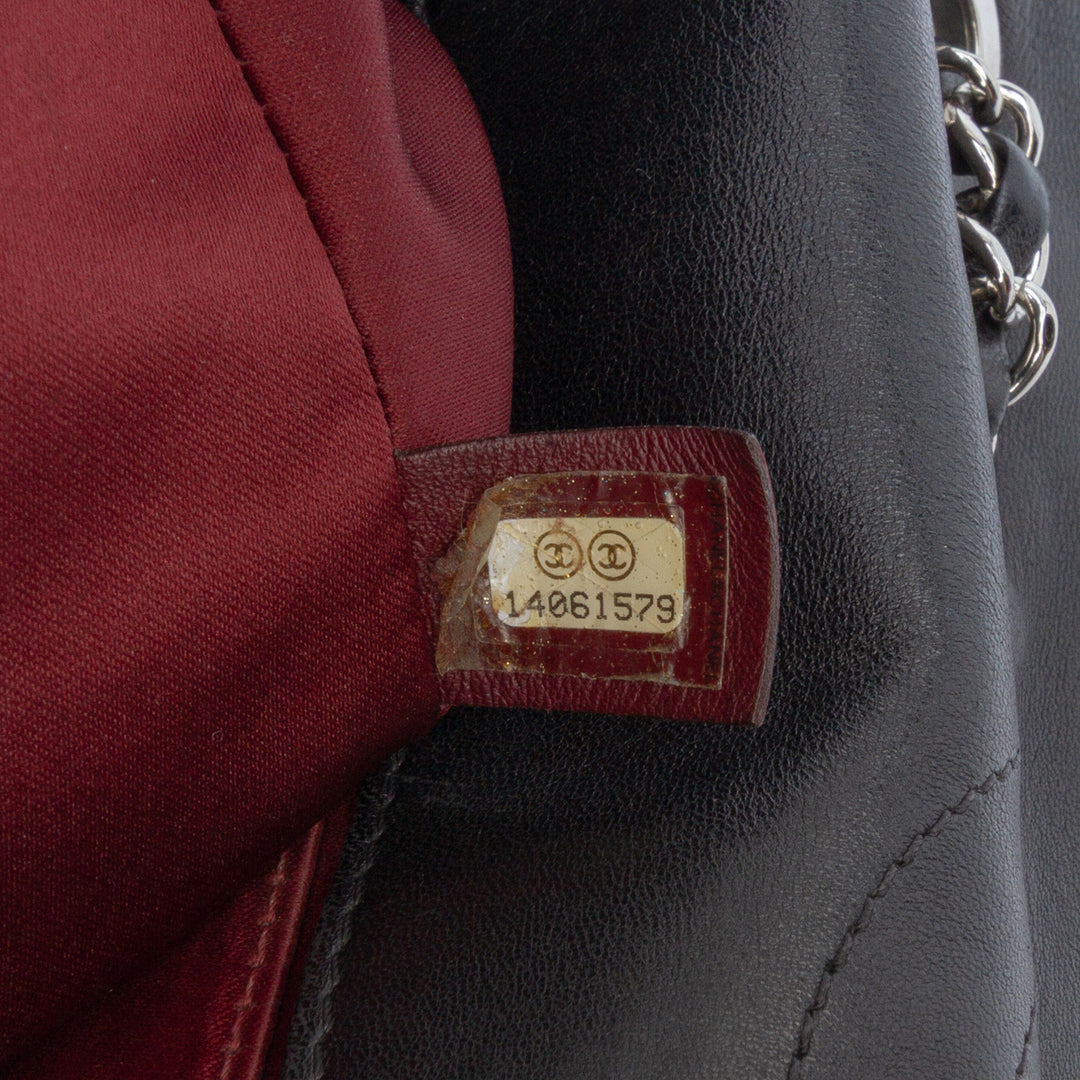 Chanel Jumbo Cuir verni embossé Lucky Symbols à rabat – GABY PARIS Authentique