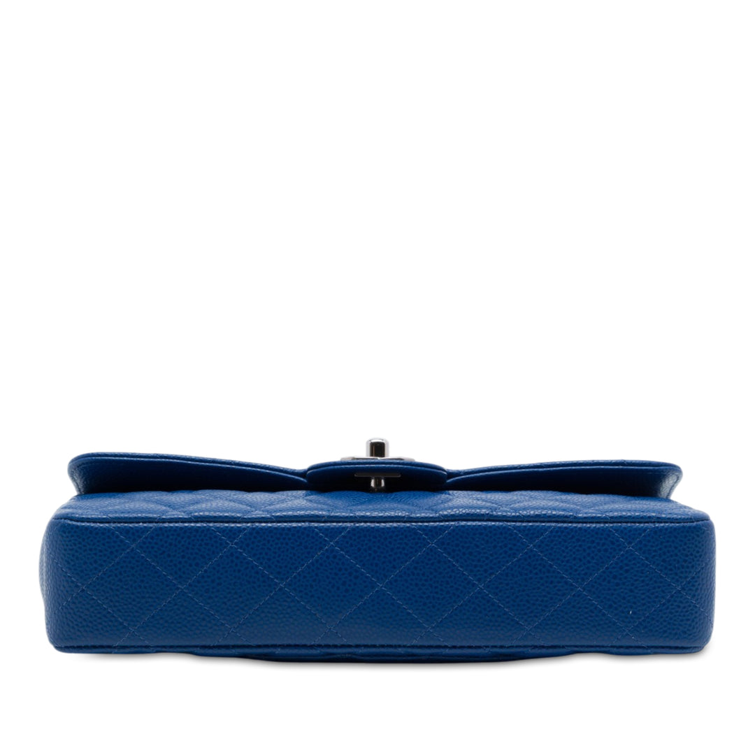 Chanel Classic East West Rabat simple Cuir caviar Bleu – vue 3 – GABY PARIS