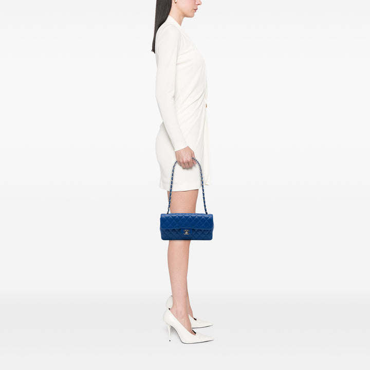 Chanel Classic East West Rabat simple Cuir caviar Bleu – vue 6 – GABY PARIS