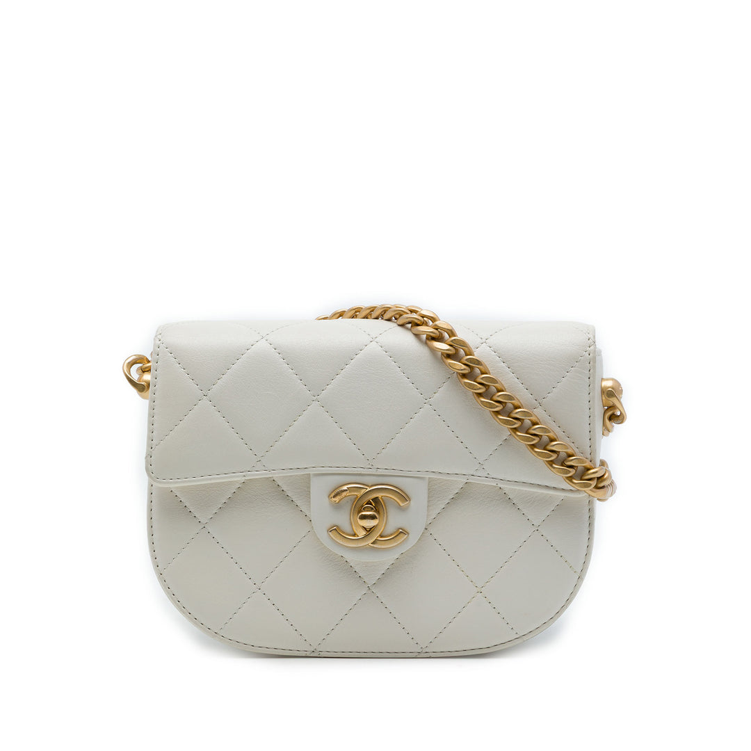 Chanel CC Matelassé Rond Moon Messenger à rabat Cuir de veau Blanc – vue principale – GABY PARIS