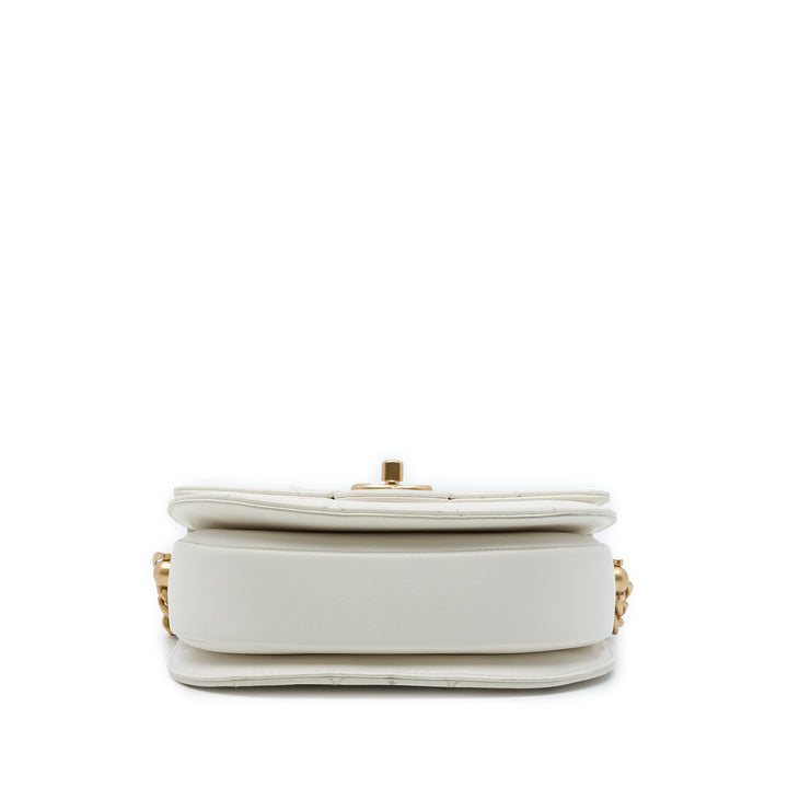 Chanel CC Matelassé Rond Moon Messenger à rabat Cuir de veau Blanc – vue 3 – GABY PARIS