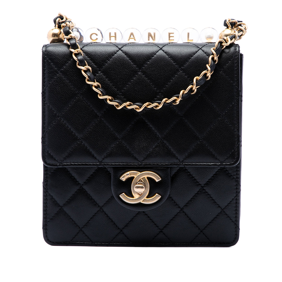 Chanel Matelassé Chic Perles à rabat Petit Cuir d'agneau Noir – vue principale – GABY PARIS