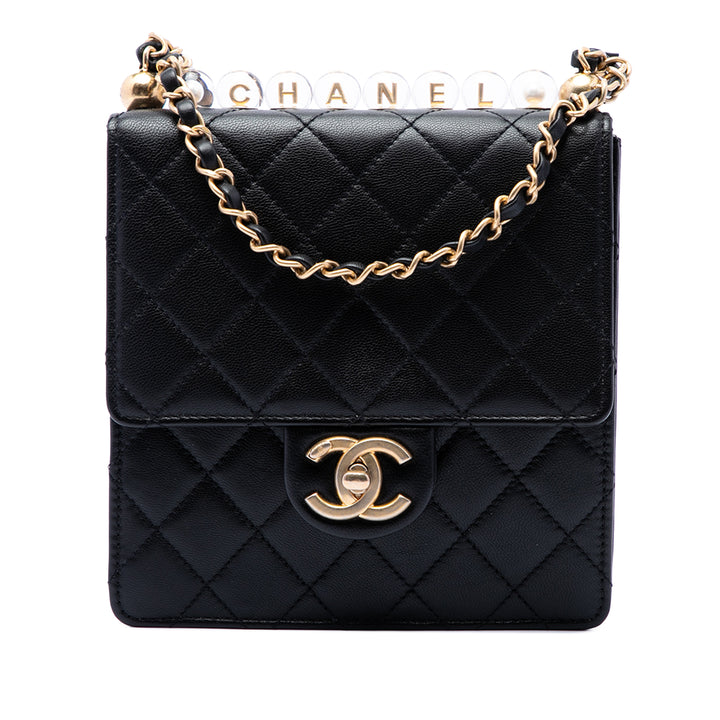 Chanel Matelassé Chic Perles à rabat Petit Cuir d'agneau Noir – vue principale – GABY PARIS